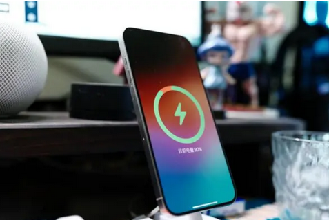 银州苹果15换屏服务分享用什么充电器给iPhone15充电更好 